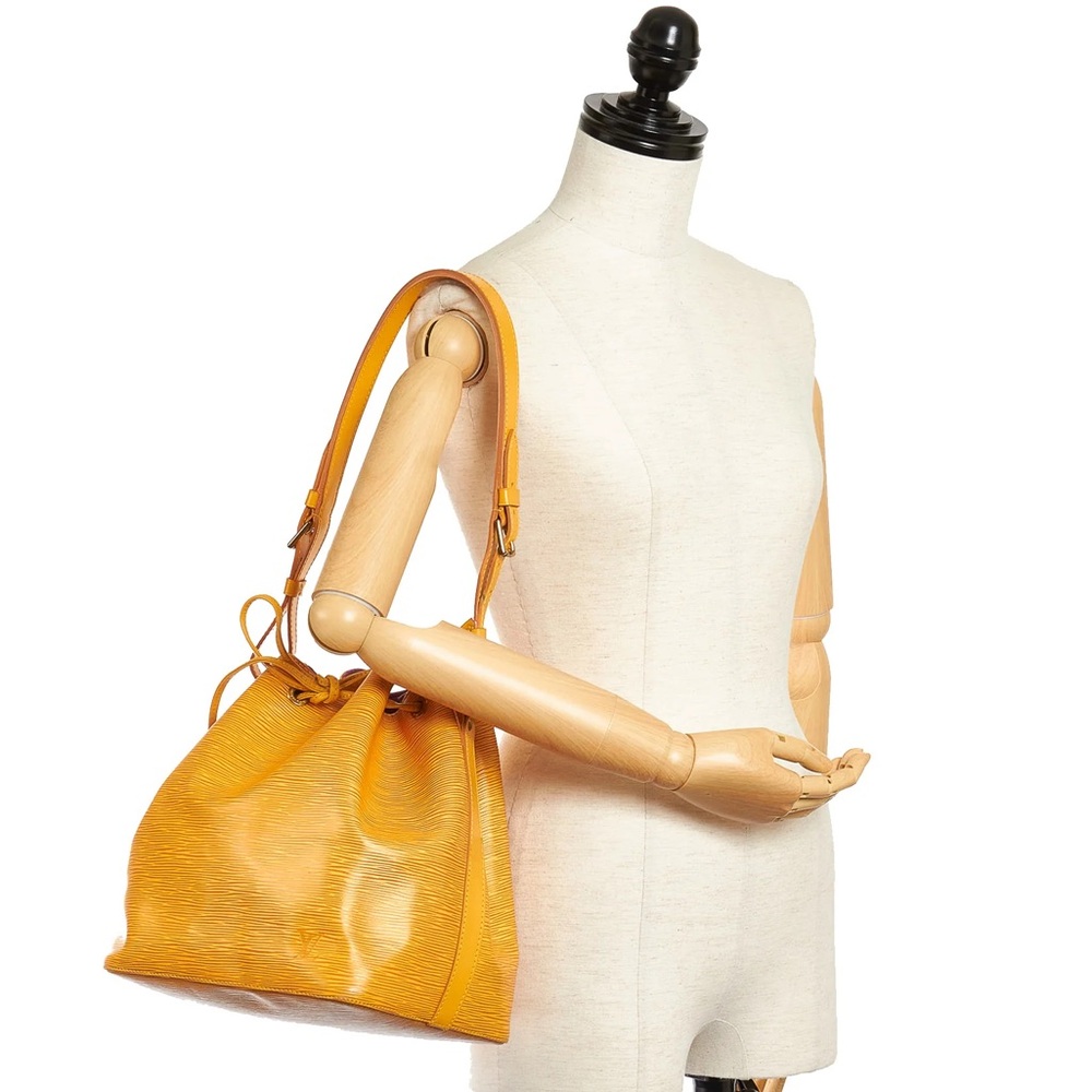 HOST PICK! Louis Vuitton Epi Noe Bucket Bag. Gorg Fall Color. Quiet Luxury! - Picture 3 of 16